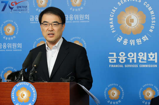 손병두 금융위 금융정책국장이 21일 오전 서울 중구 금융위원회 기자실에서 '가계부채 종합 관리방안'에 대해 브리핑 하고 있다.